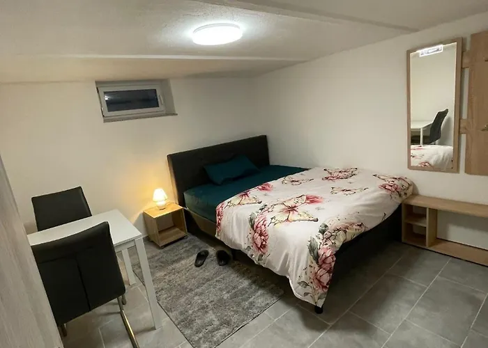 Gemuetliches Und Schoenes Zimmer Keller Geschoss K1