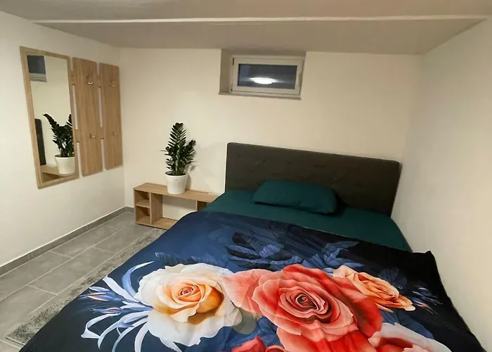 Gemuetliches Und Schoenes Zimmer Keller Geschoss K1