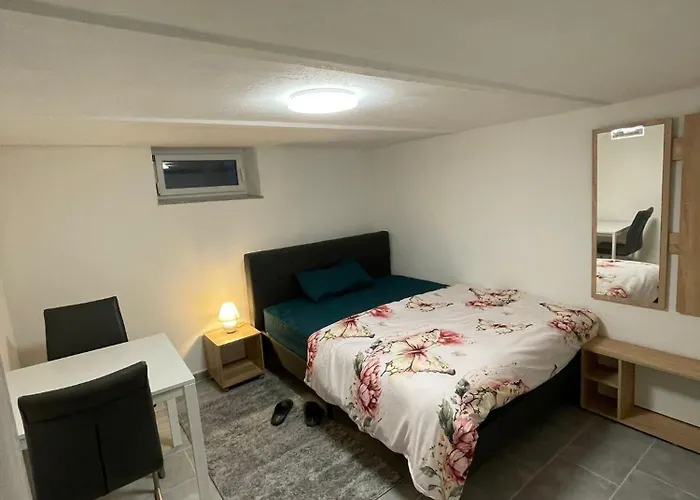 Gemuetliches Und Schoenes Zimmer Keller Geschoss K1